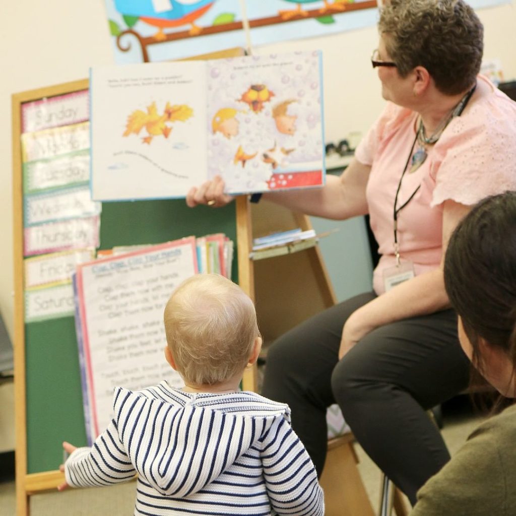 Women teacher reading to children