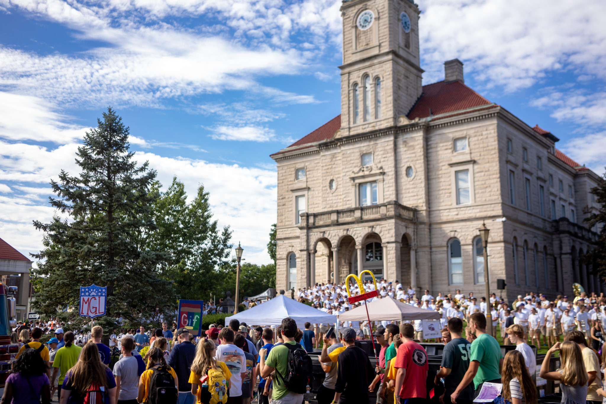 JMU students in Downtown Harrisonburg